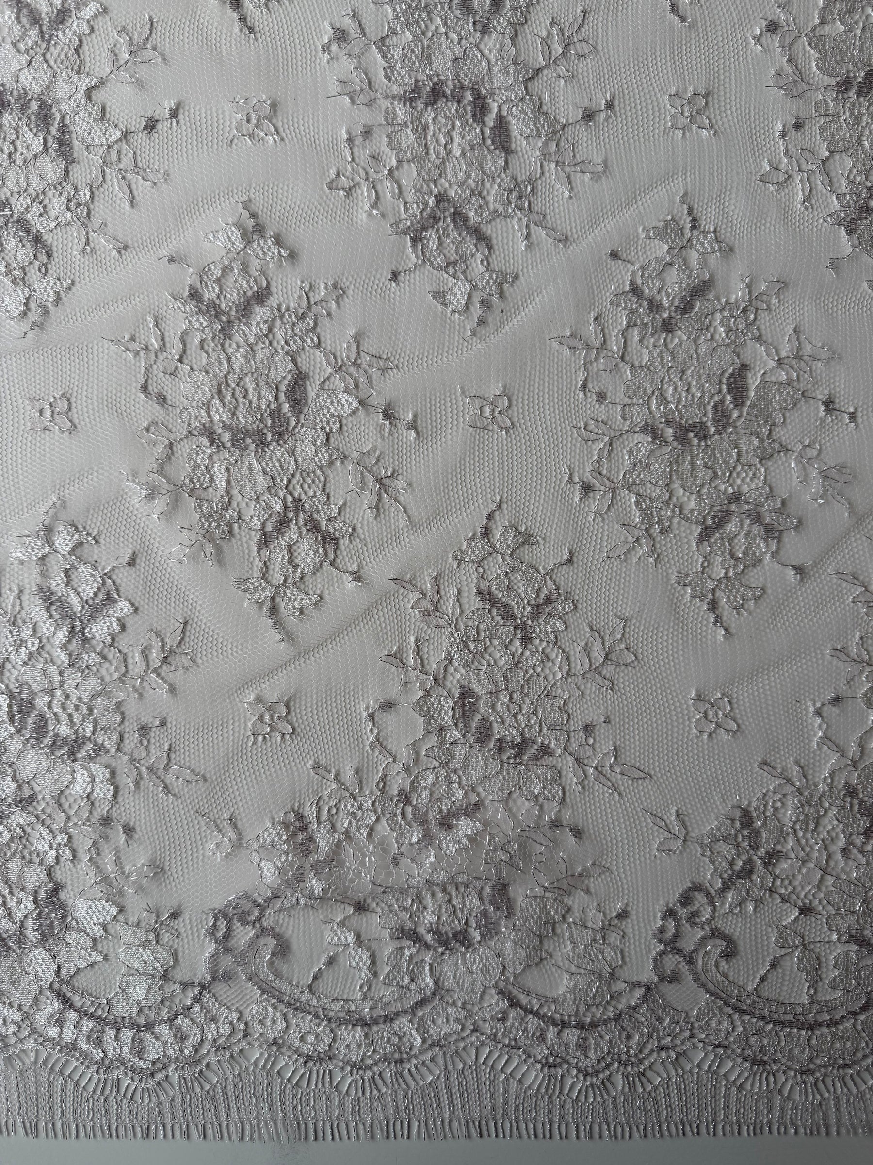 Altrosa & silberne Chantilly-Spitze - P186