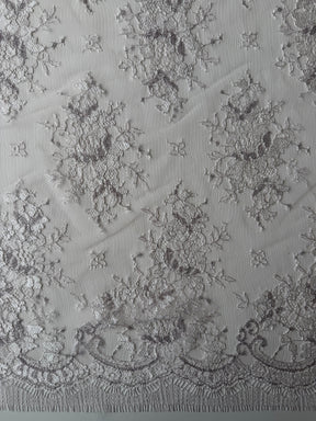 Altrosa & silberne Chantilly-Spitze - P186