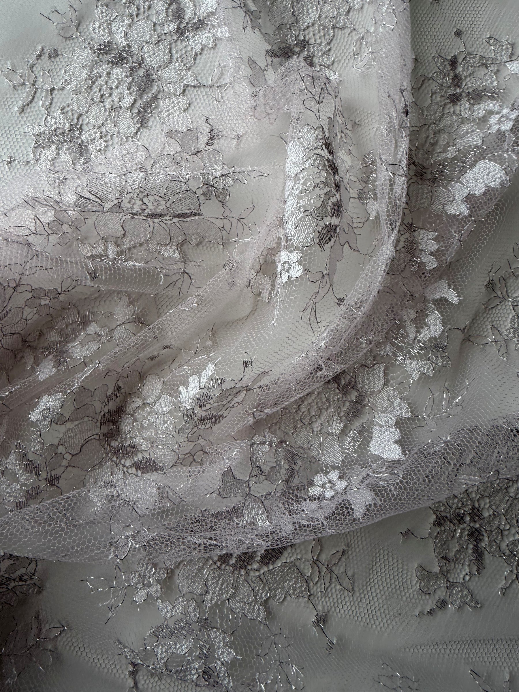 Altrosa & silberne Chantilly-Spitze - P186