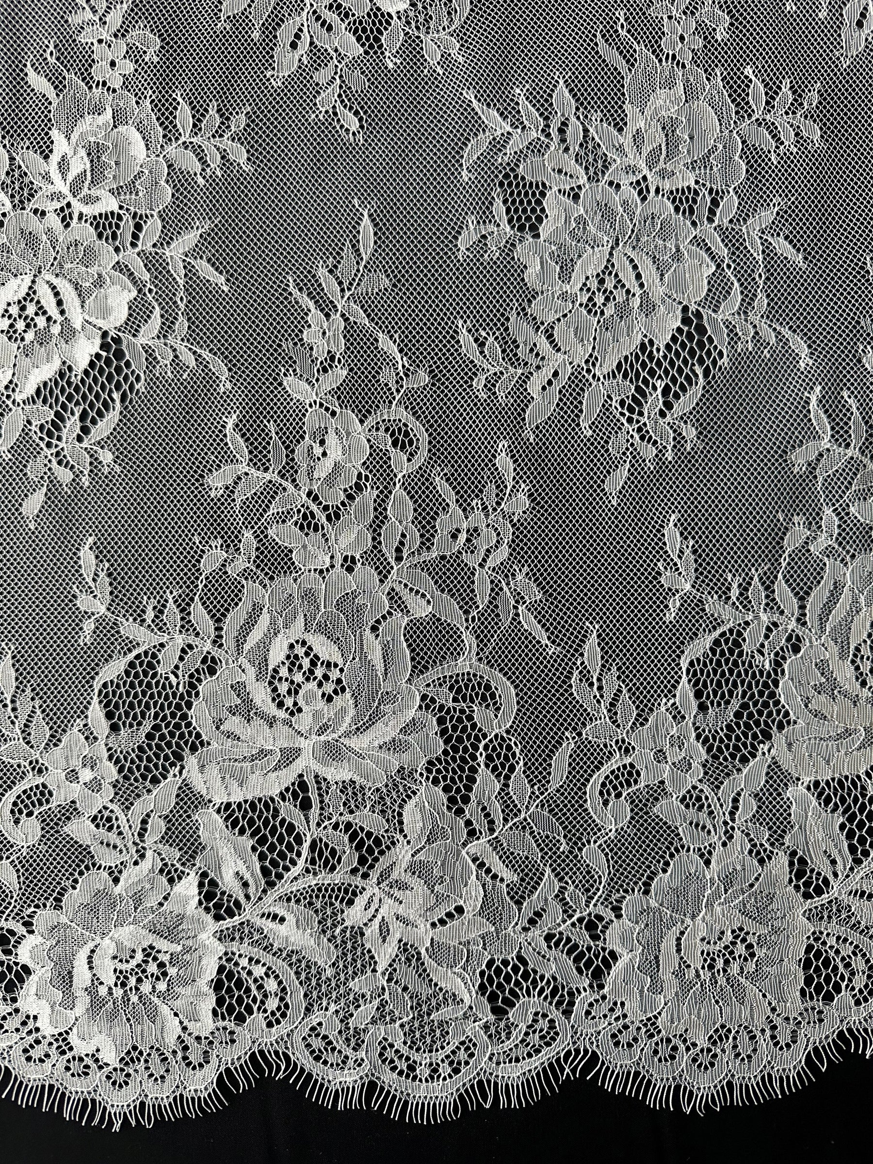 Elfenbeinfarbene Raschelspitze - P195