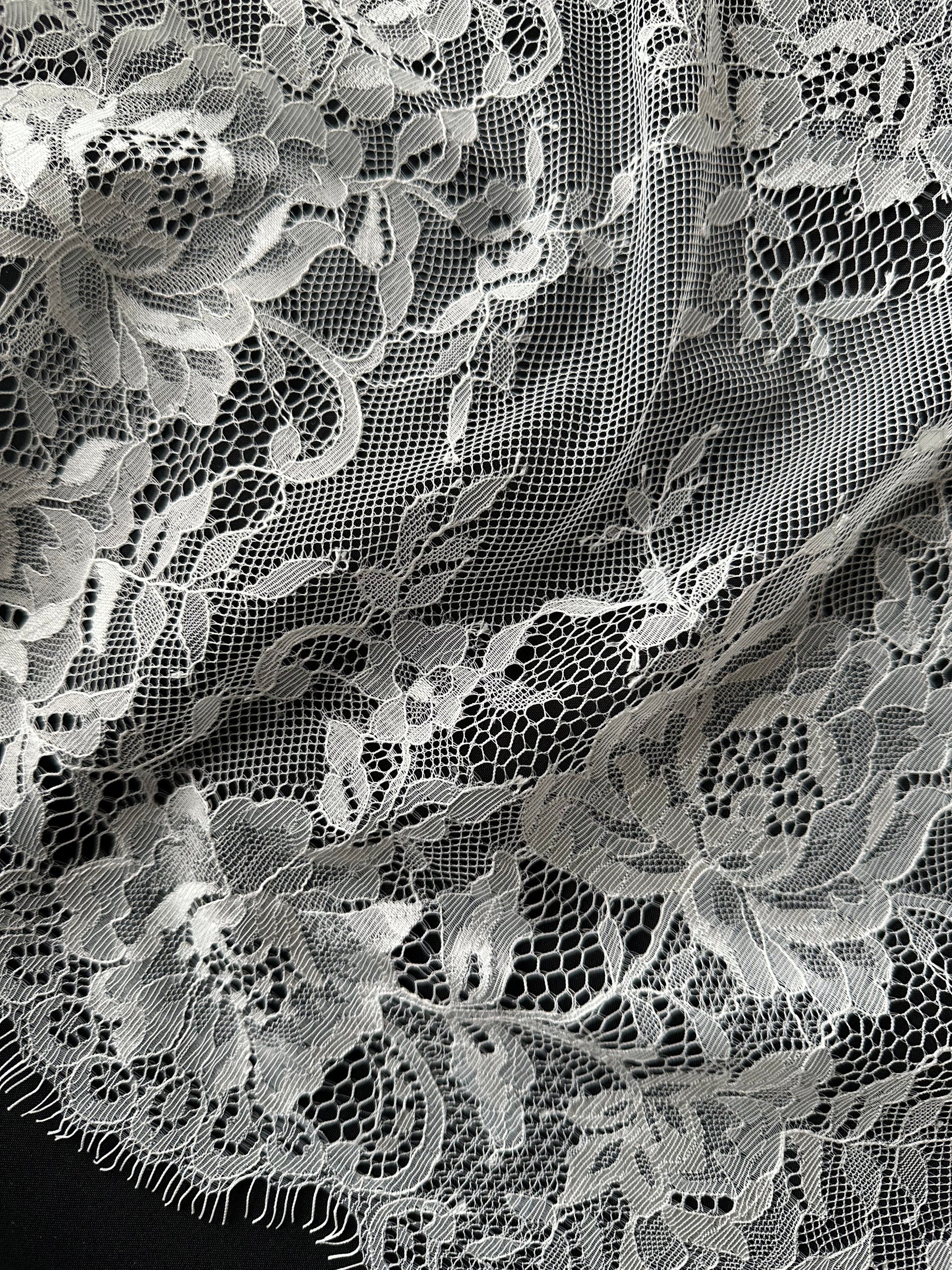 Elfenbeinfarbene Raschelspitze - P195