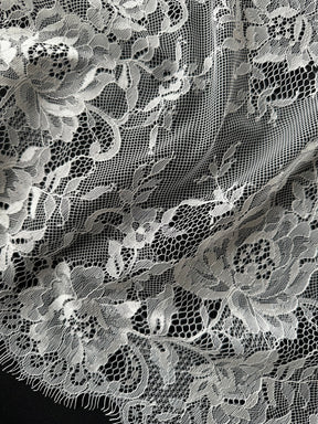 Elfenbeinfarbene Raschelspitze - P195