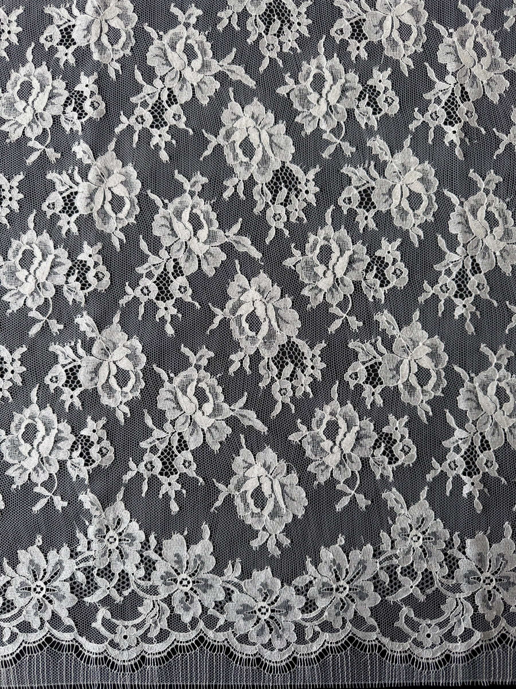 Elfenbeinfarbene Chantilly-Spitze - P204