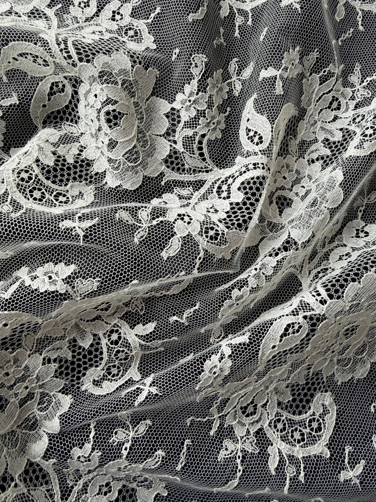 Elfenbeinfarbene Chantilly-Spitze - P205 