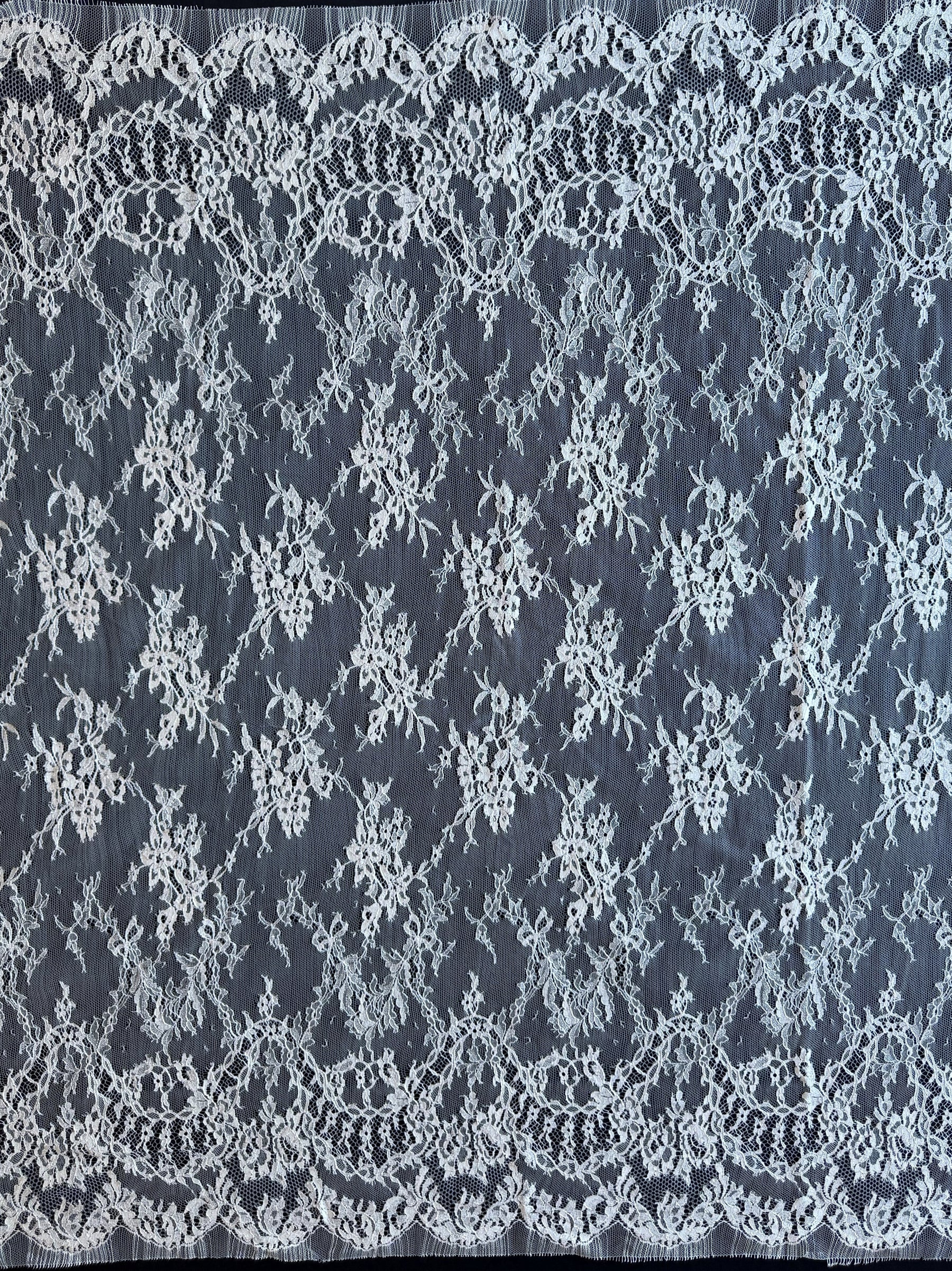 Elfenbeinfarbene Chantilly-Spitze - P302