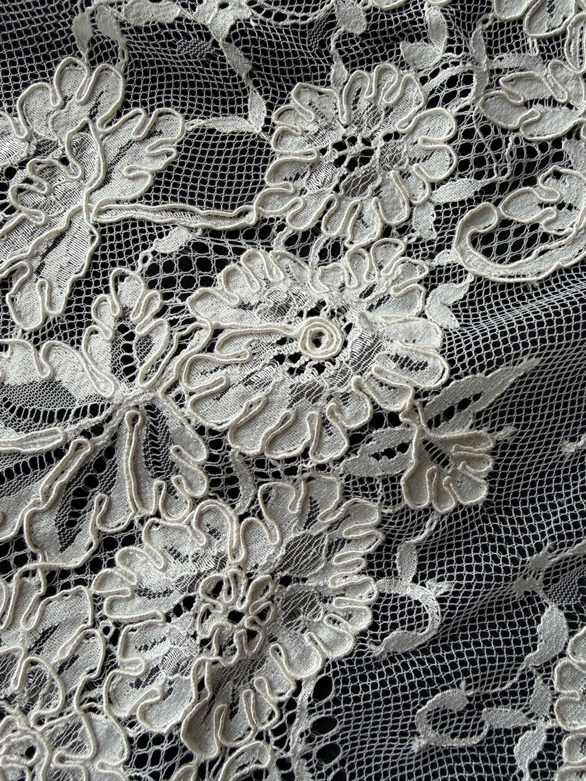 Elfenbeinfarbene Kordelspitze - Brogan P376