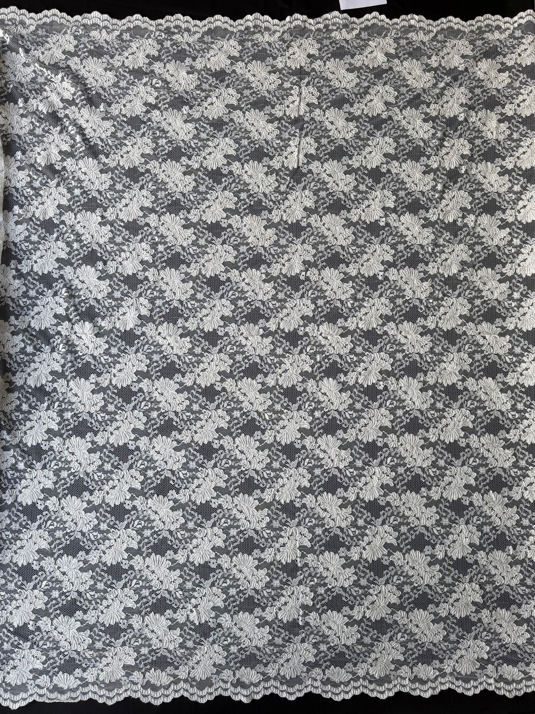 Hellelfenbeinfarbene, kordelbesetzte Hochzeitsspitze - P379