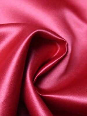Roter Polyester-Duchesse-Satin – Szenerie (P40)