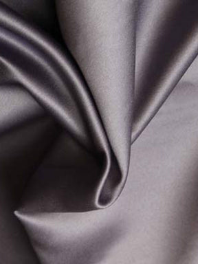 Traubenfarbener Polyester-Duchess-Satin - P42