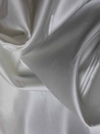 Hell elfenbeinfarbener Polyester-Duchess-Satin - P42