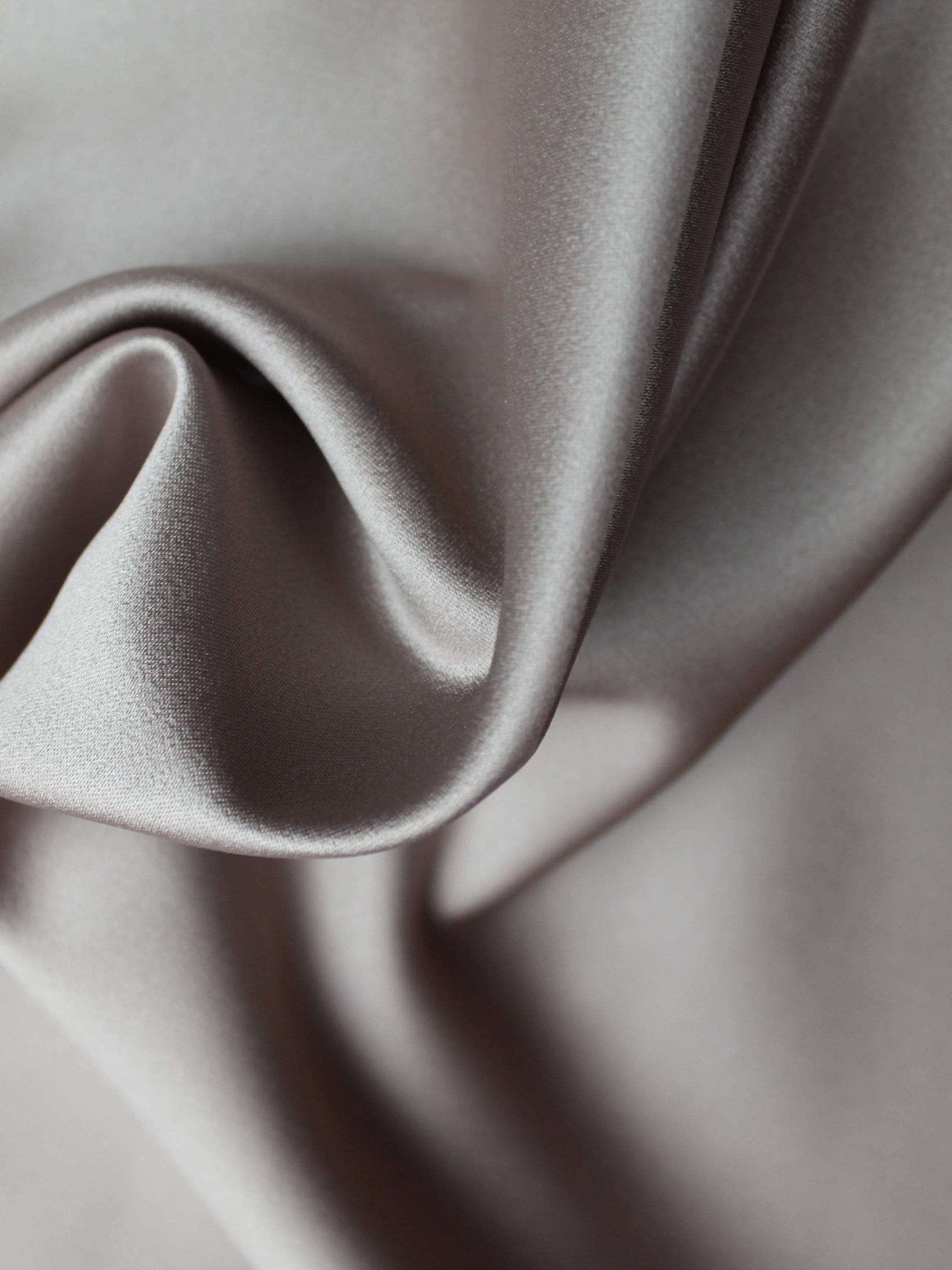 Hellbrauner Polyester-Duchess-Satin - P42