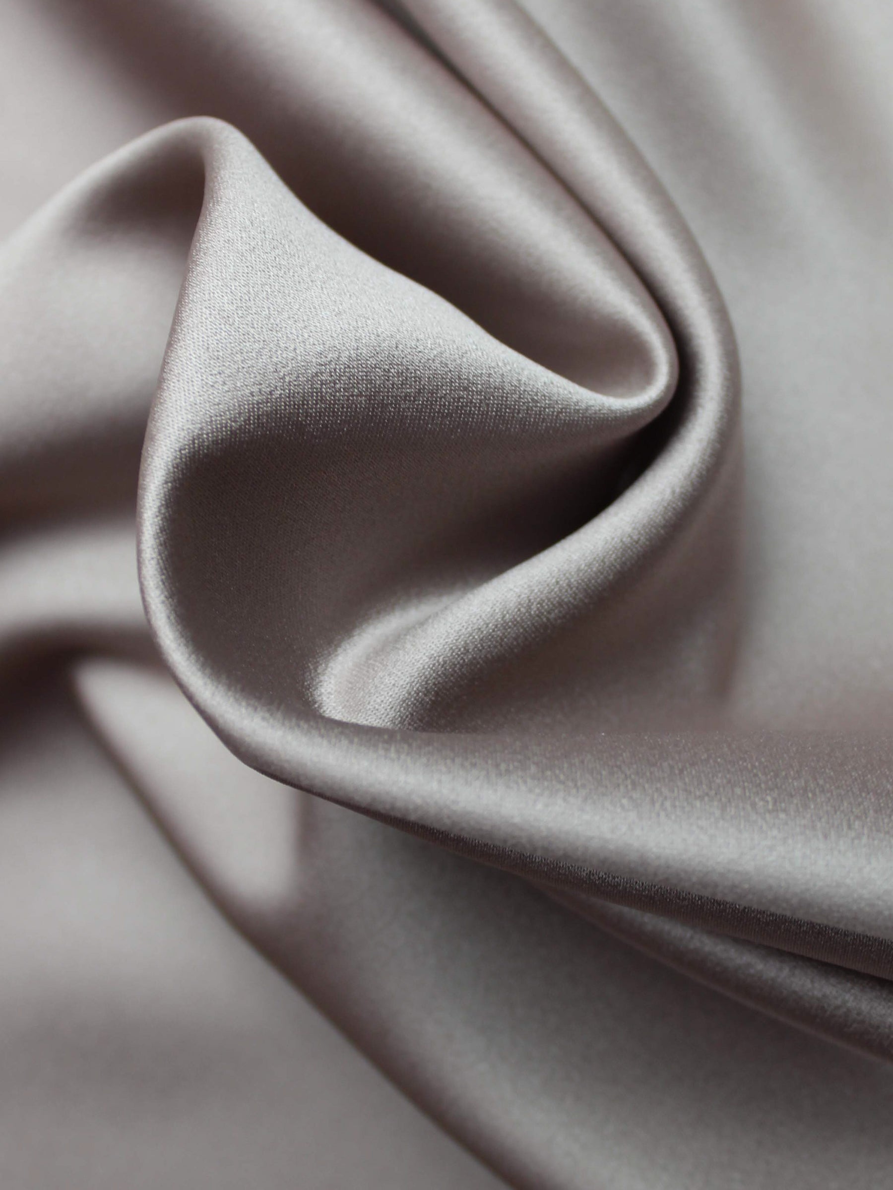 Hellbrauner Polyester-Duchess-Satin - P42
