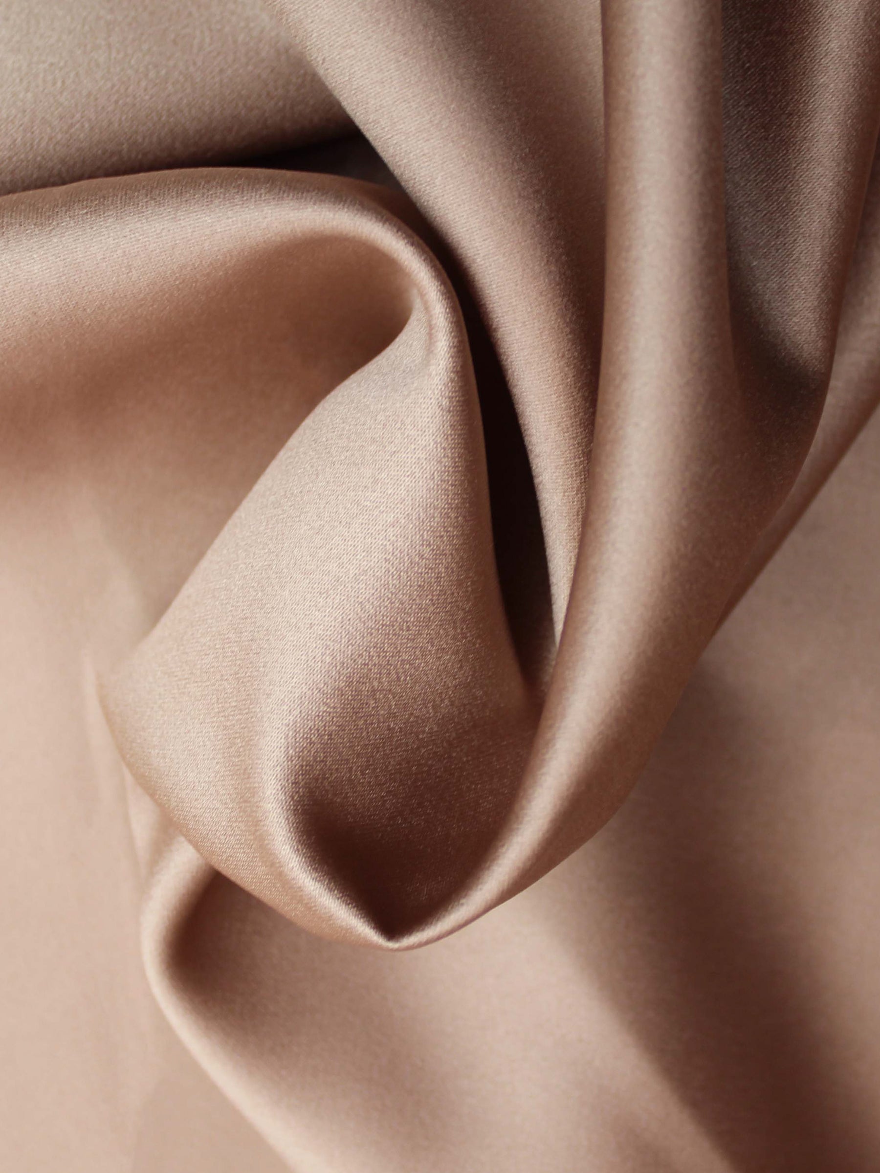 Taupefarbener Polyester-Duchesse-Satin - P42
