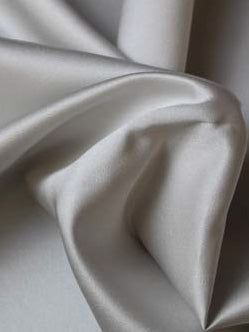 Winterweißer Polyester-Satin (Duchess Satin) - P42