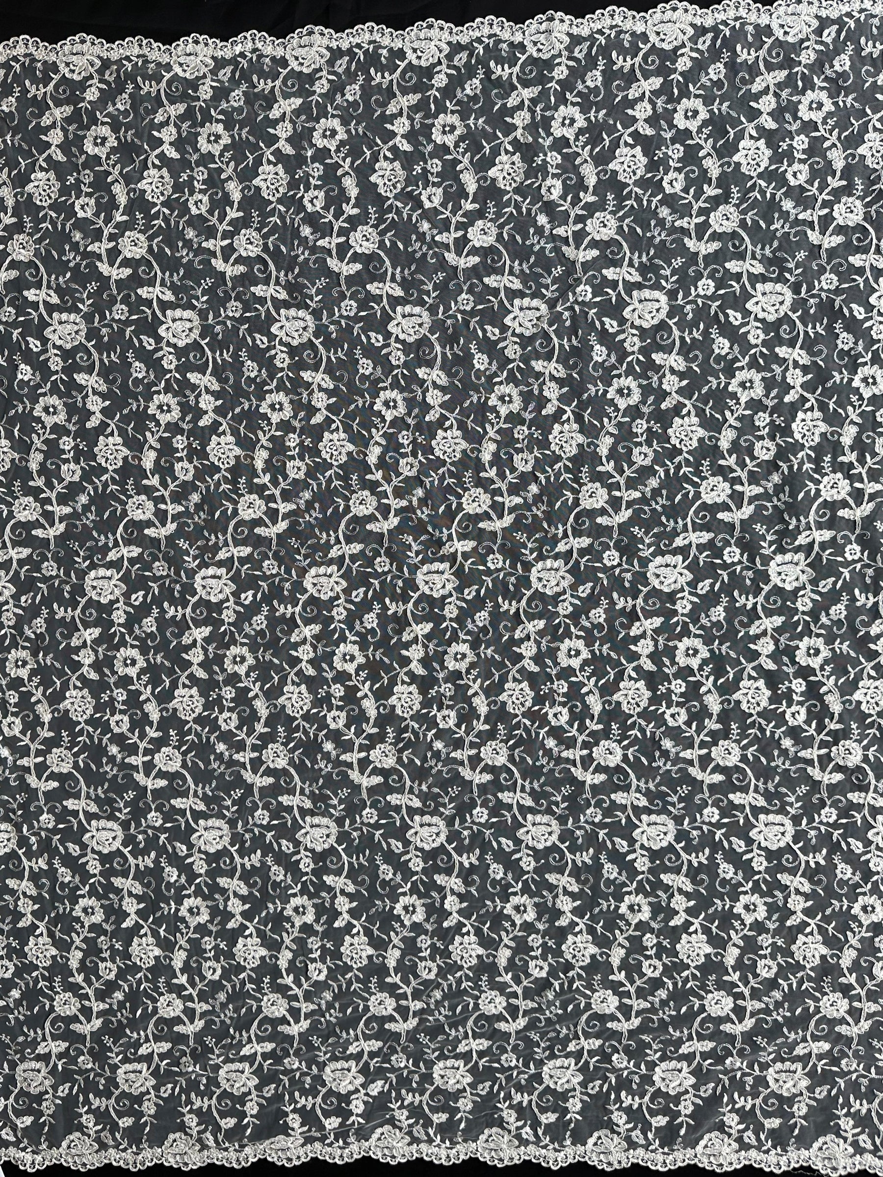 Elfenbeinfarbene Kordelstickerei - P430