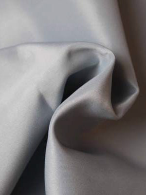 Leichter, hellblauer Polyester-Satin (Duchess Satin) - P44