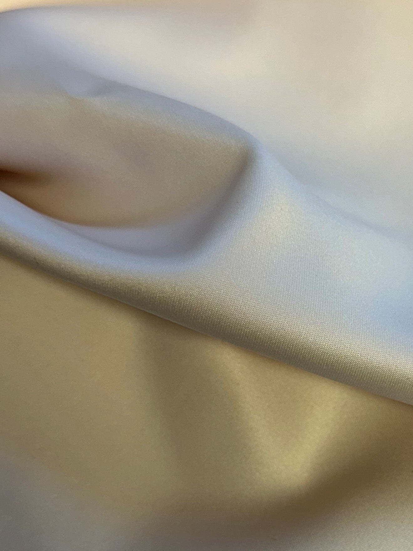 Austernfarbener Polyester, leichter Duchess-Satin - P44