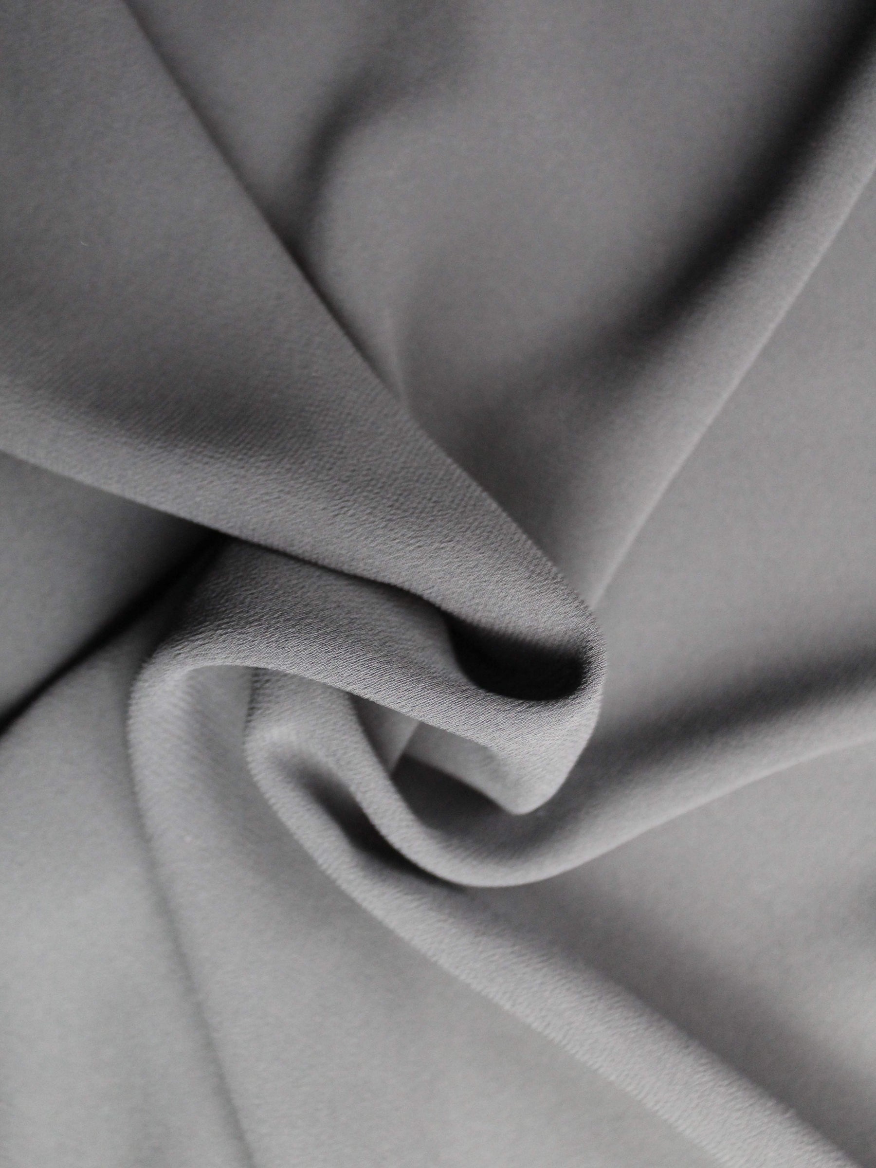 Schwarzer Polyester-Georgette - Silhouette