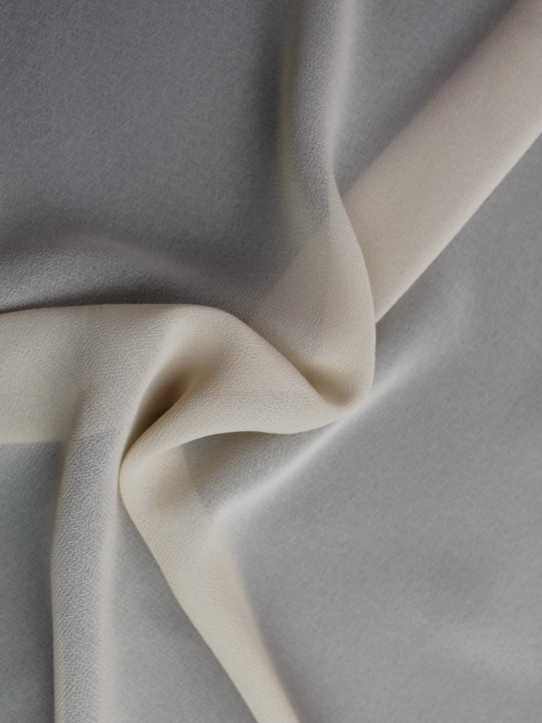 Schwarzer Polyester-Georgette - Silhouette