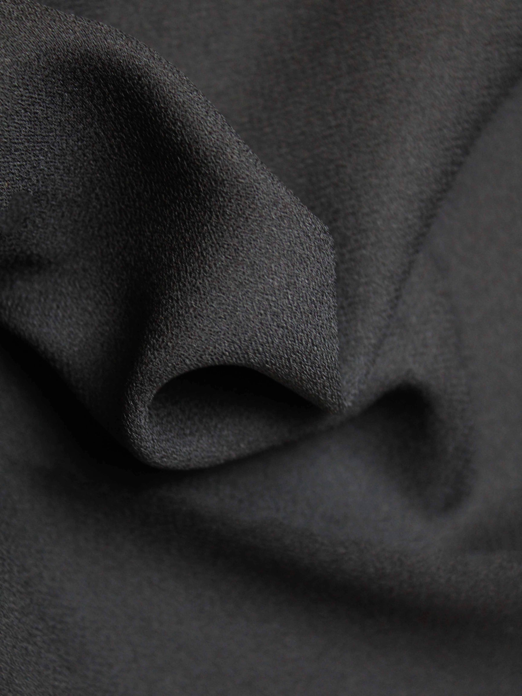 Schwarzer mittelschwerer Poly-Crêpe - P59