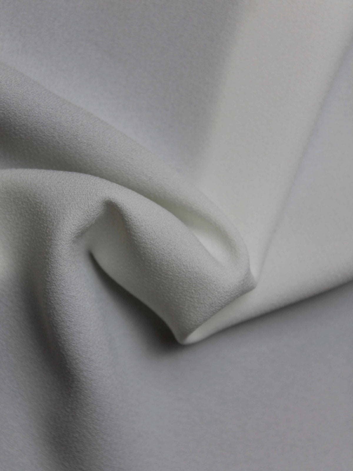 Elfenbeinfarbener, mittelschwerer Poly-Crêpe - P59