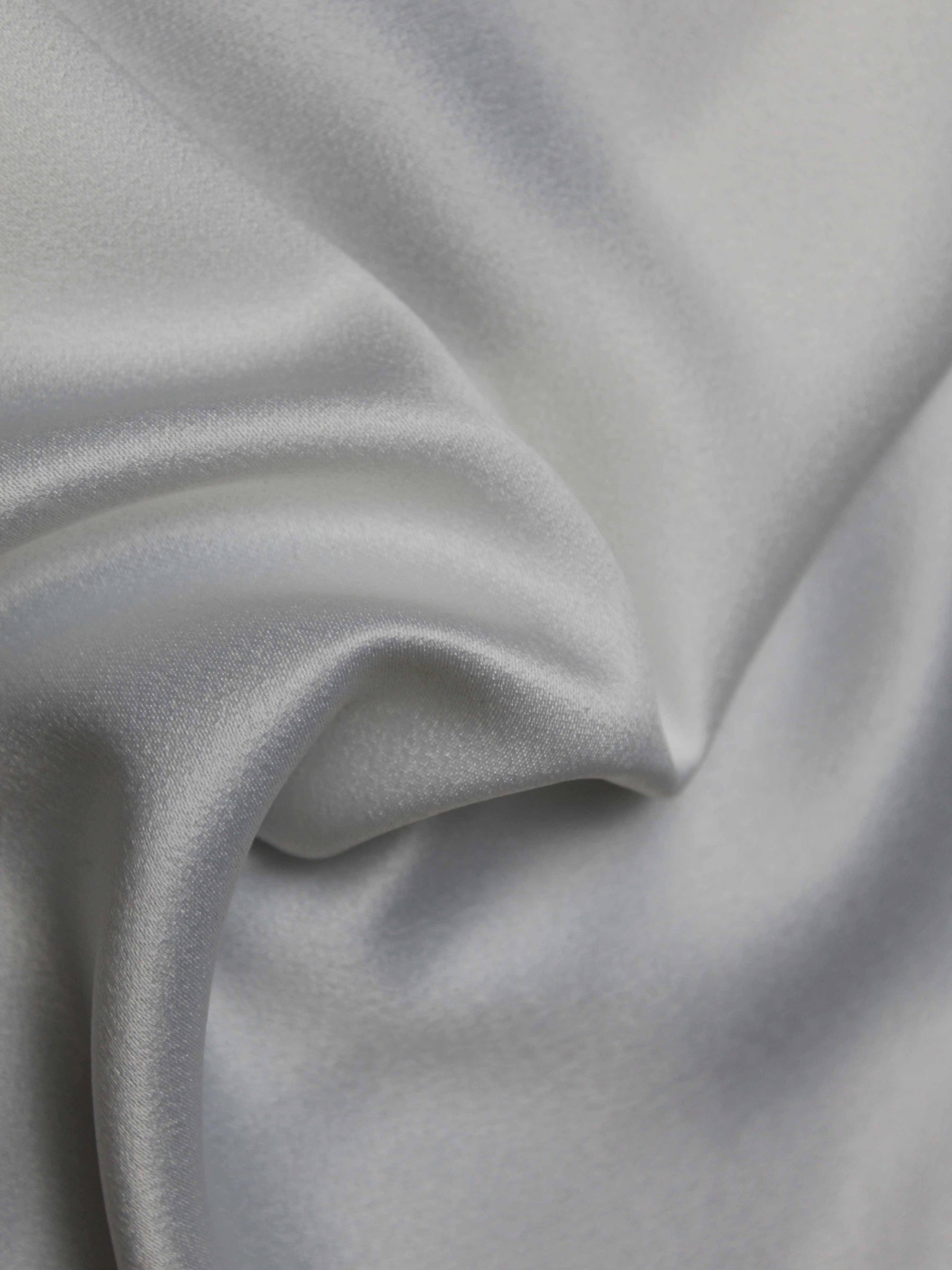 Elfenbeinfarbener Polyester-Crêpe mit Satinrücken - P60