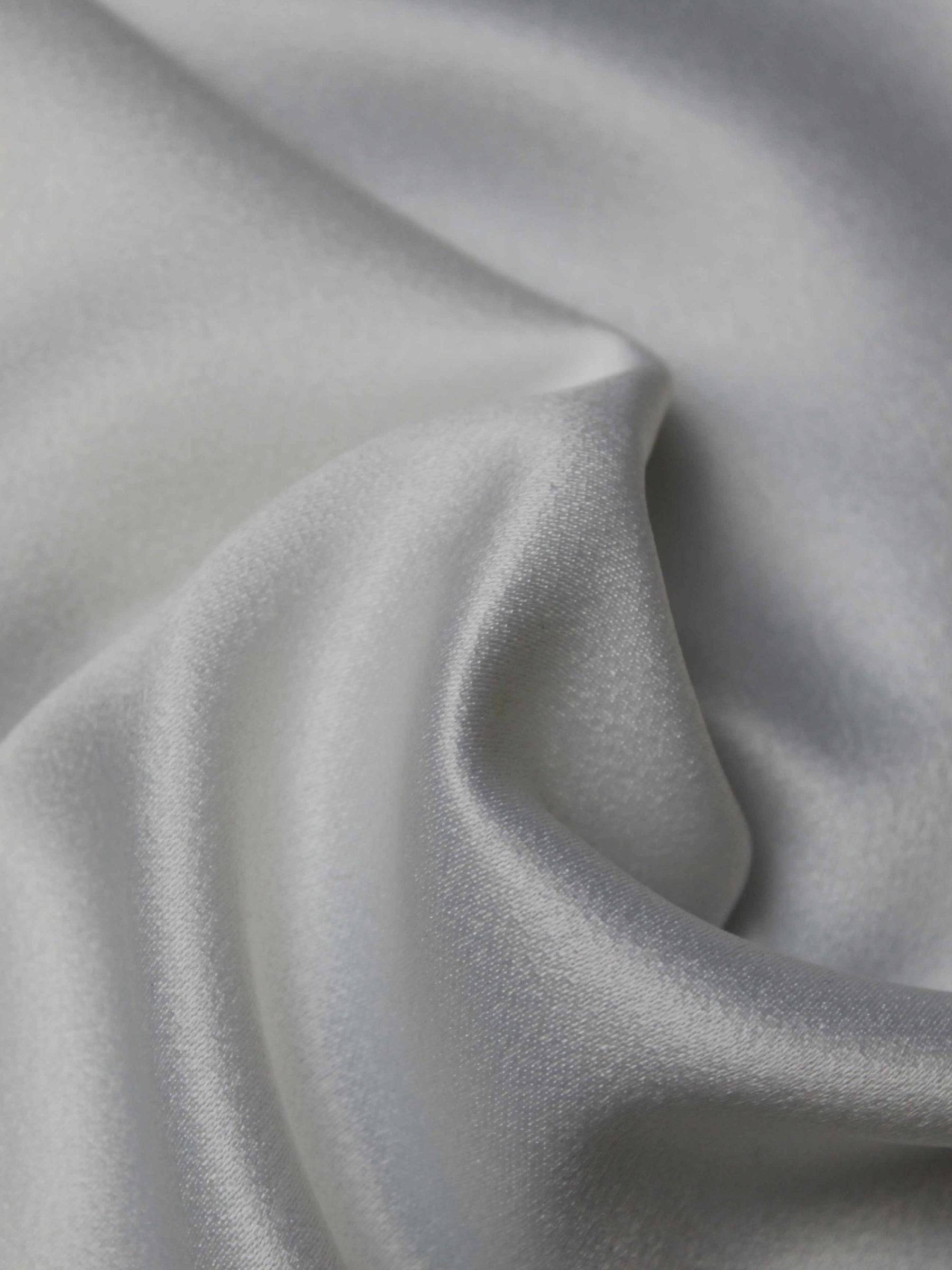 Elfenbeinfarbener Polyester-Crêpe mit Satinrücken - P60