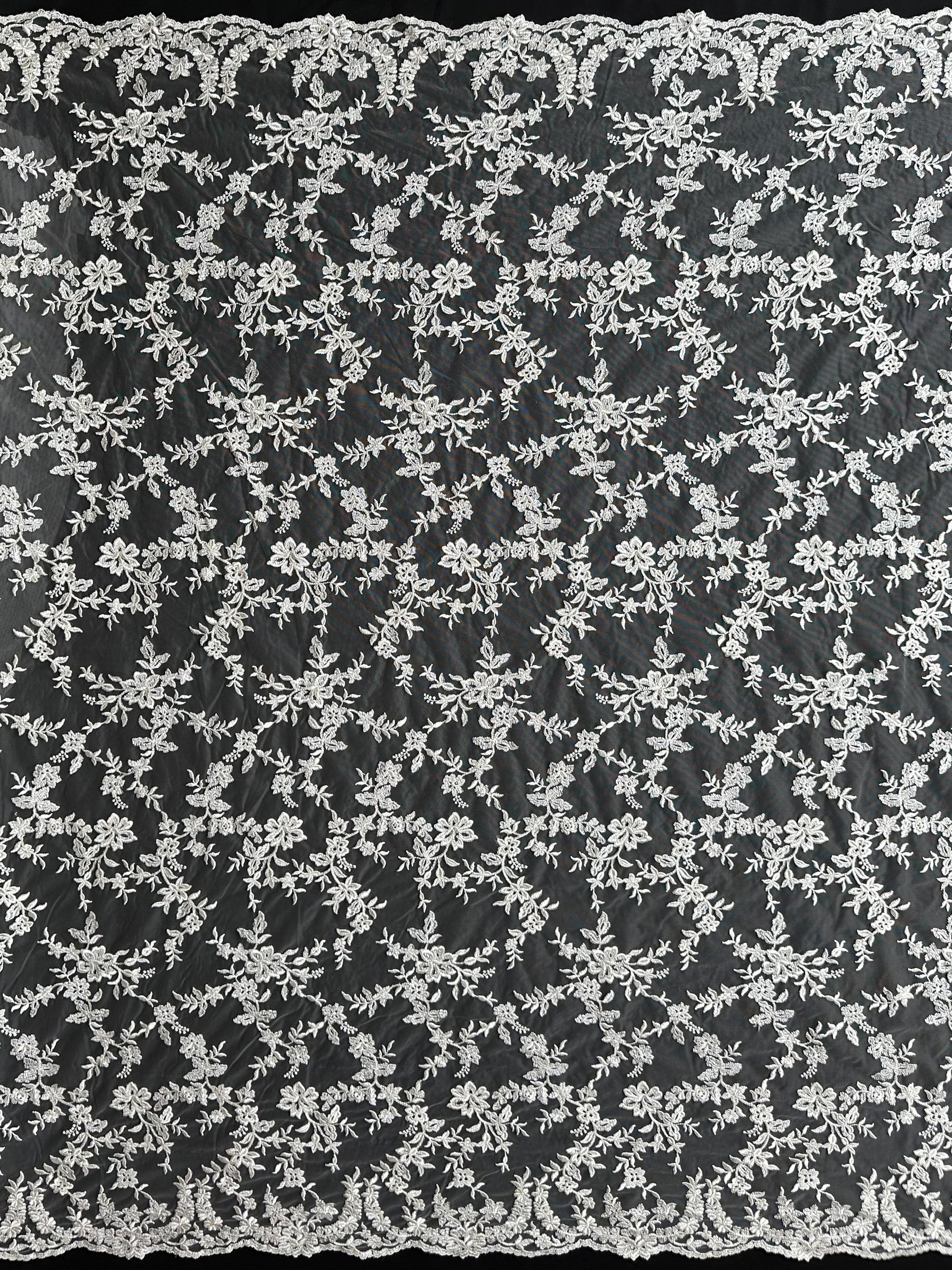 Elfenbeinfarbene bestickte Spitze - P651