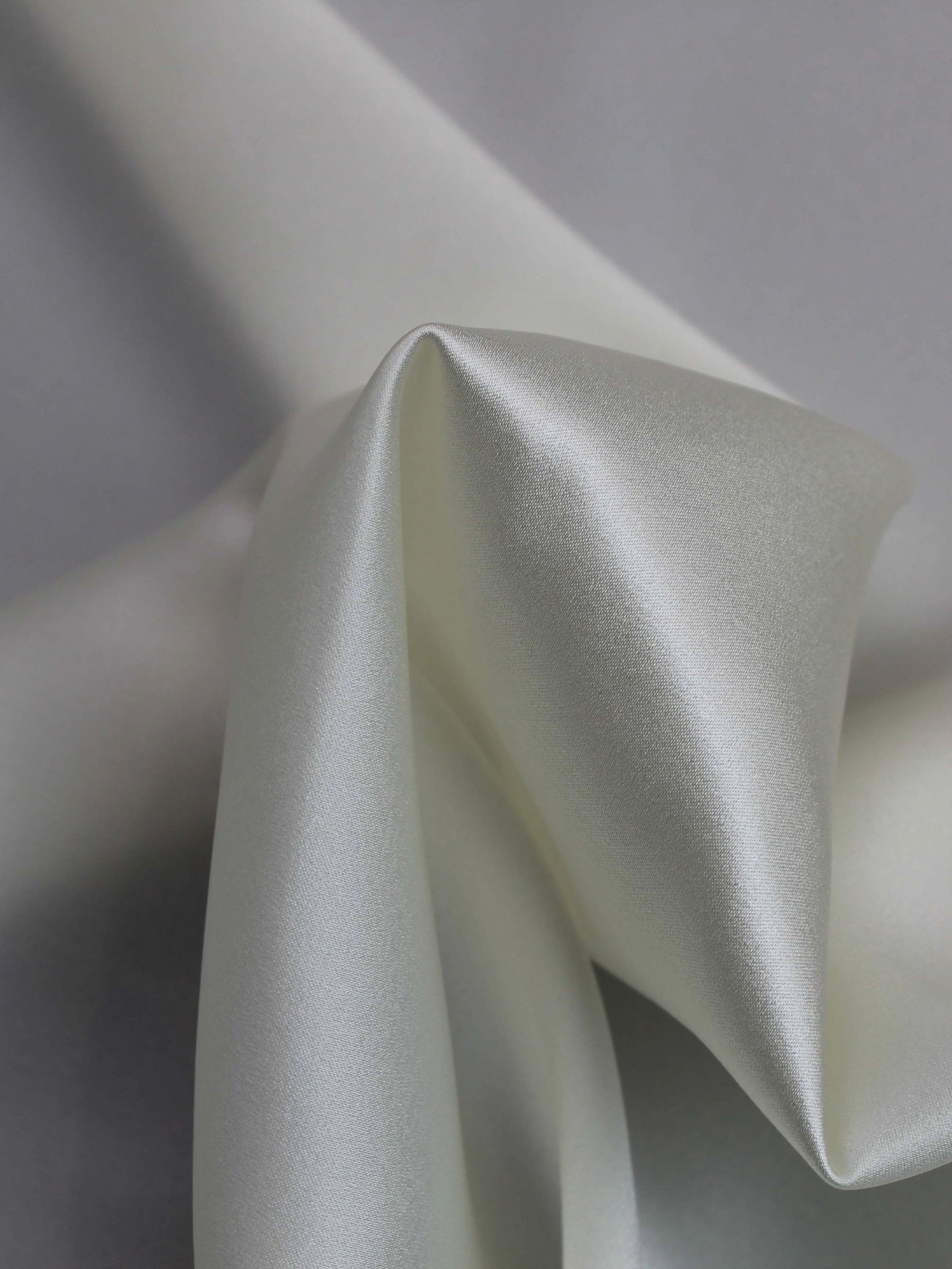 Blasser Elfenbein Seiden-Lycra-Satin – P747