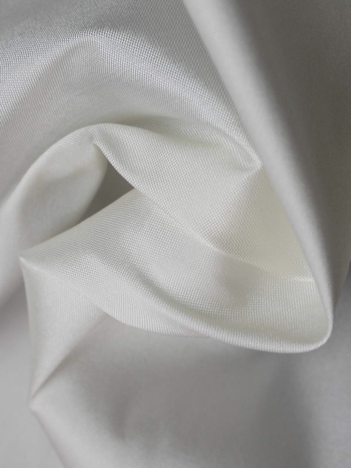 Blass elfenbeinfarbener Polyester-Taft - P75