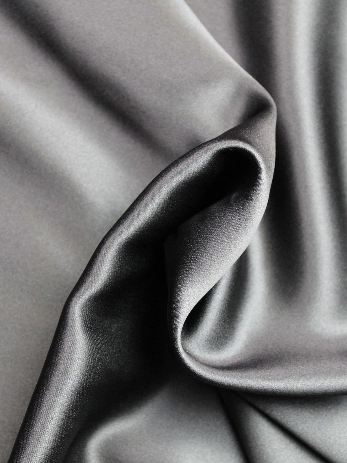 Schwarzer Seidensatin - P761