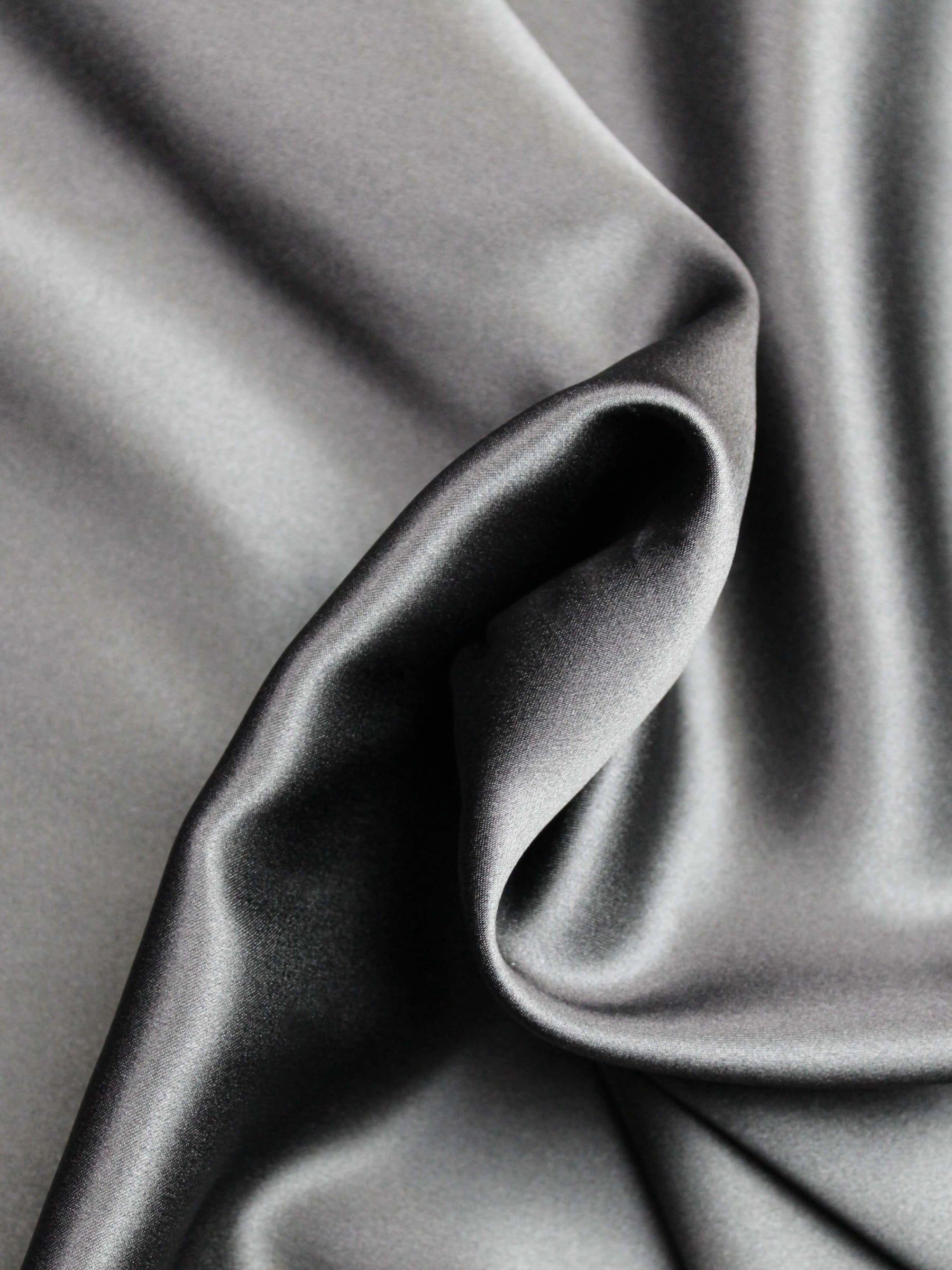 Schwarzer Seidensatin - P761