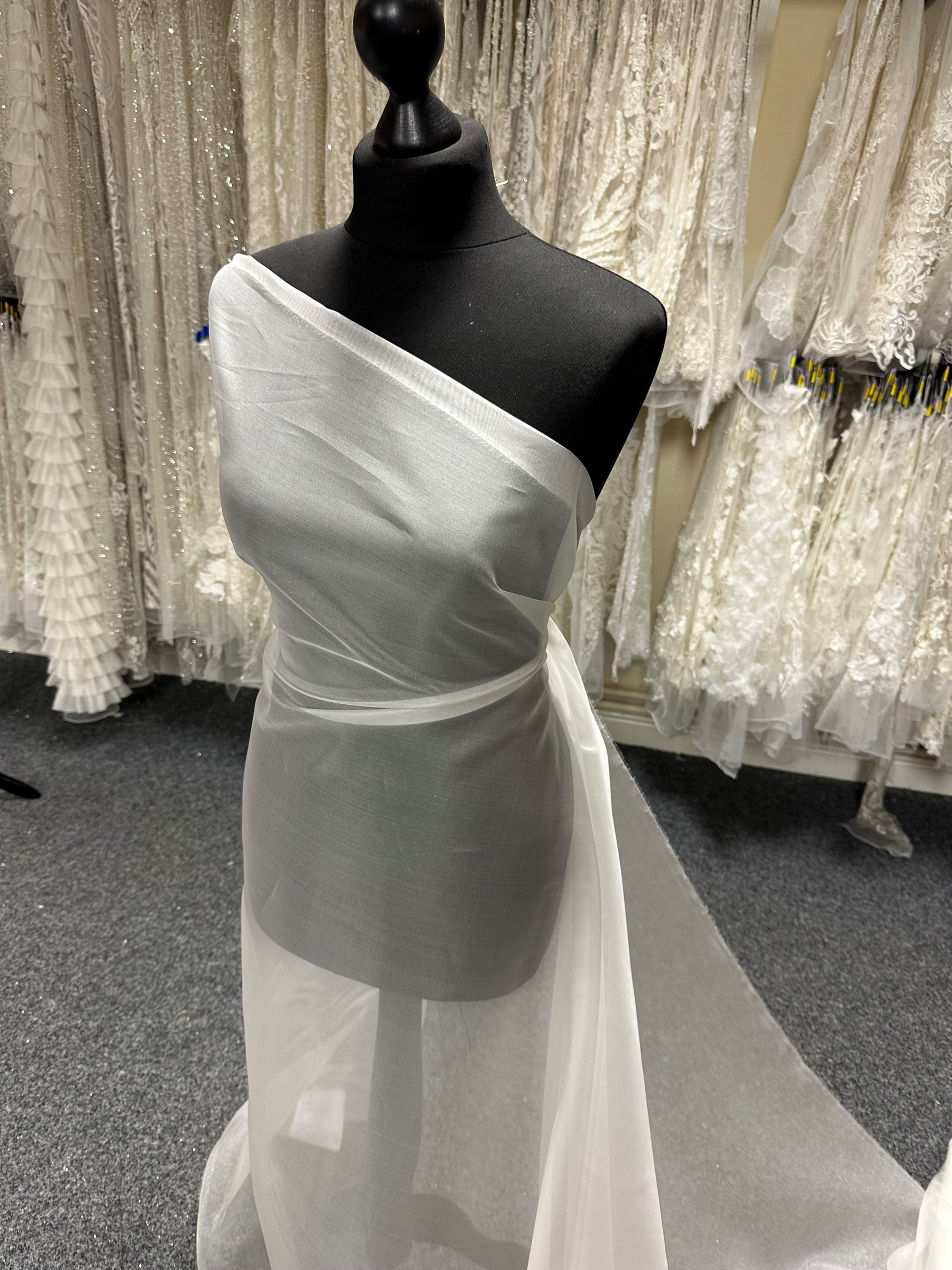 Hellelfenbeinfarbener Seidenorganza - P769