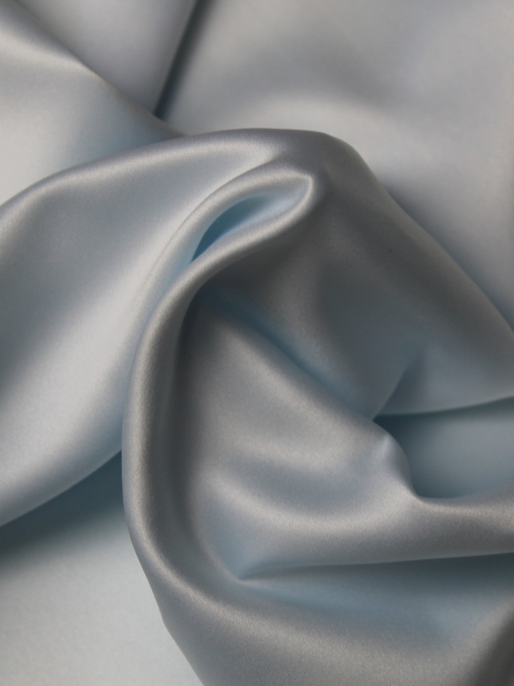 Eisblauer Polyester-Softsatin - Trust (P77)