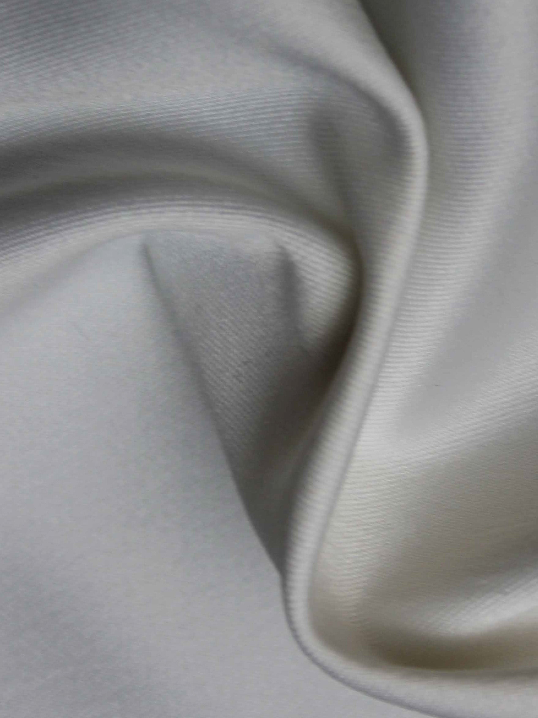 Elfenbeinfarbener Polyester-Lycra-Duchess-Satin - P83