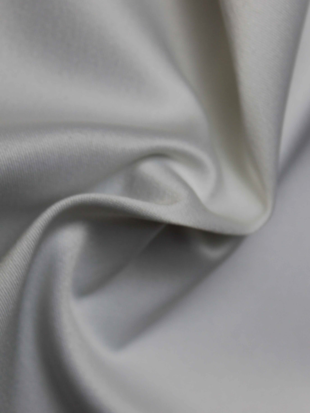 Hell elfenbeinfarbener Polyester-Lycra-Duchess-Satin - P83