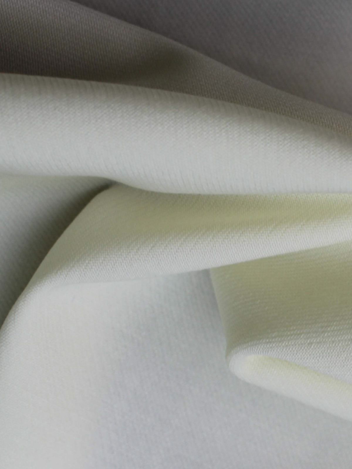 Elfenbeinfarbener italienischer Wollkrepp – P640