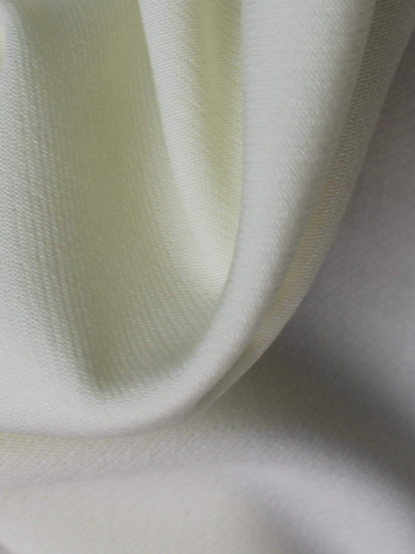 Elfenbeinfarbener italienischer Wollkrepp – P640