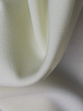 Elfenbeinfarbener italienischer Wollkrepp – P640