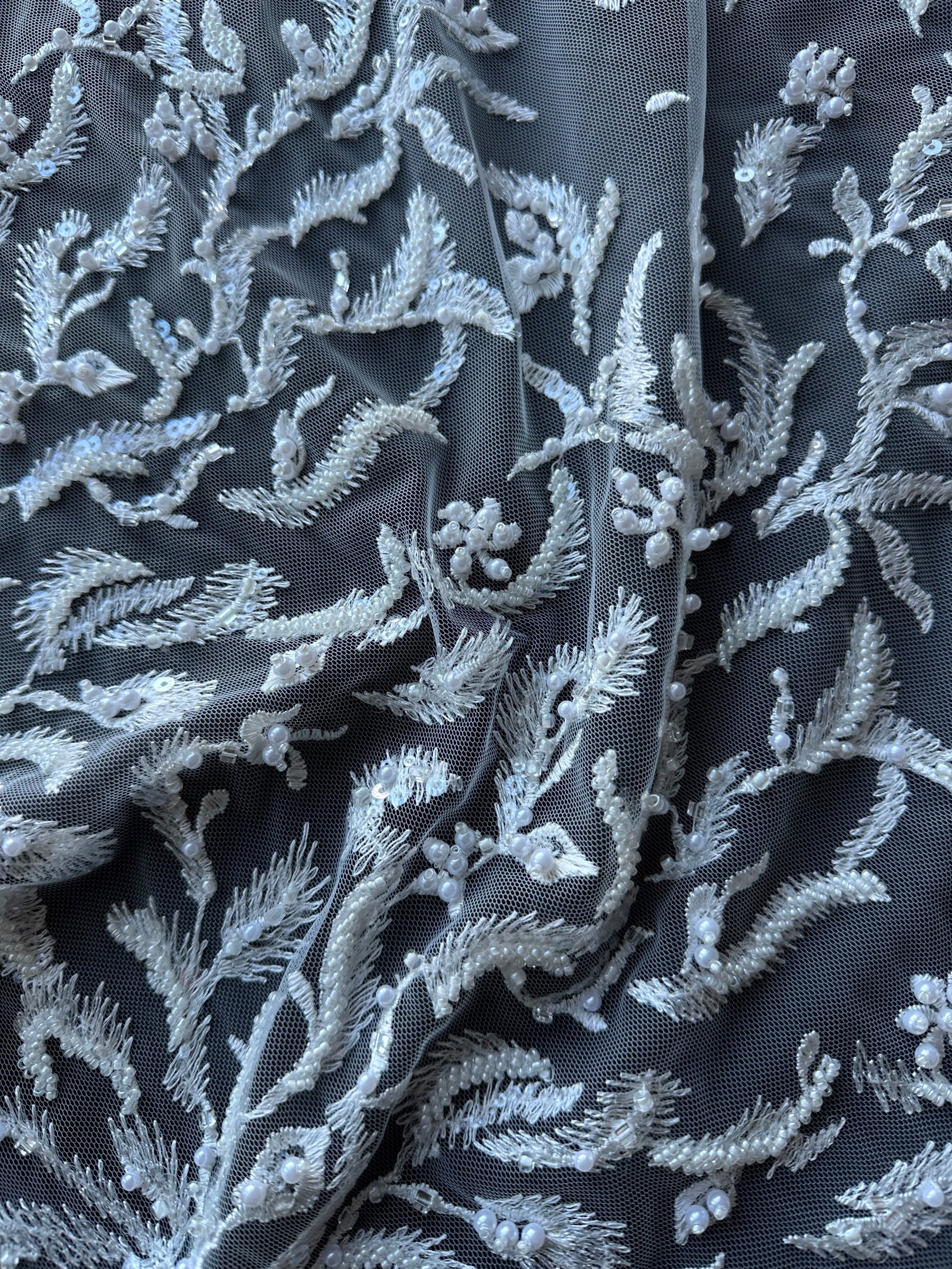 Kissen aus elfenbeinfarbener Perlenstickerei