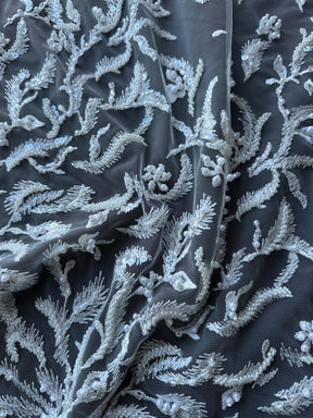 Kissen aus elfenbeinfarbener Perlenstickerei