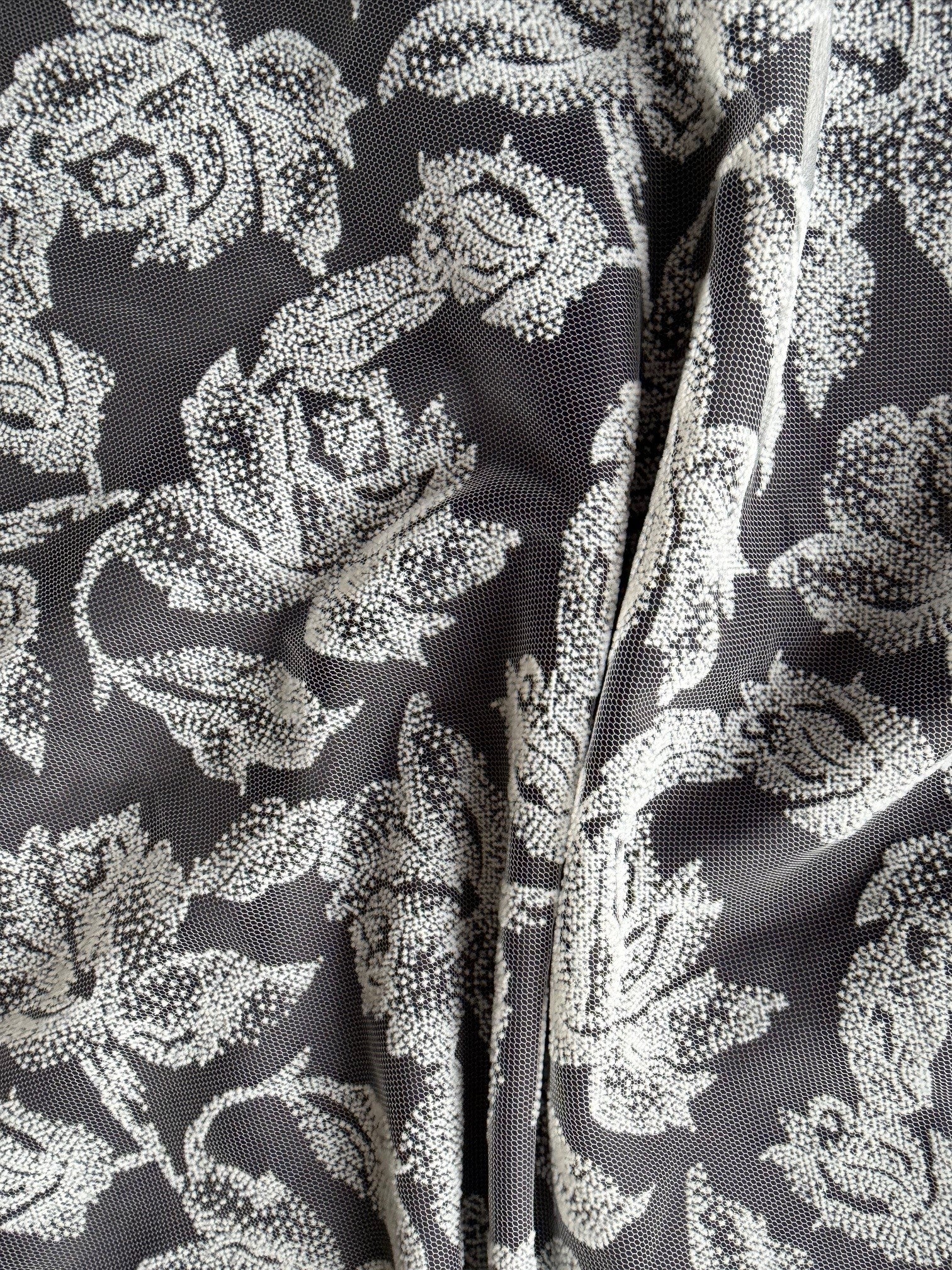 Elfenbeinfarbene französische Flockspitze mit Blumenmuster – Rebel