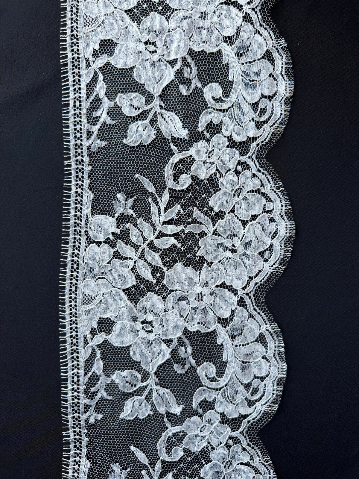 Blass Elfenbeinfarbene Chantilly-Spitze - Rizawana