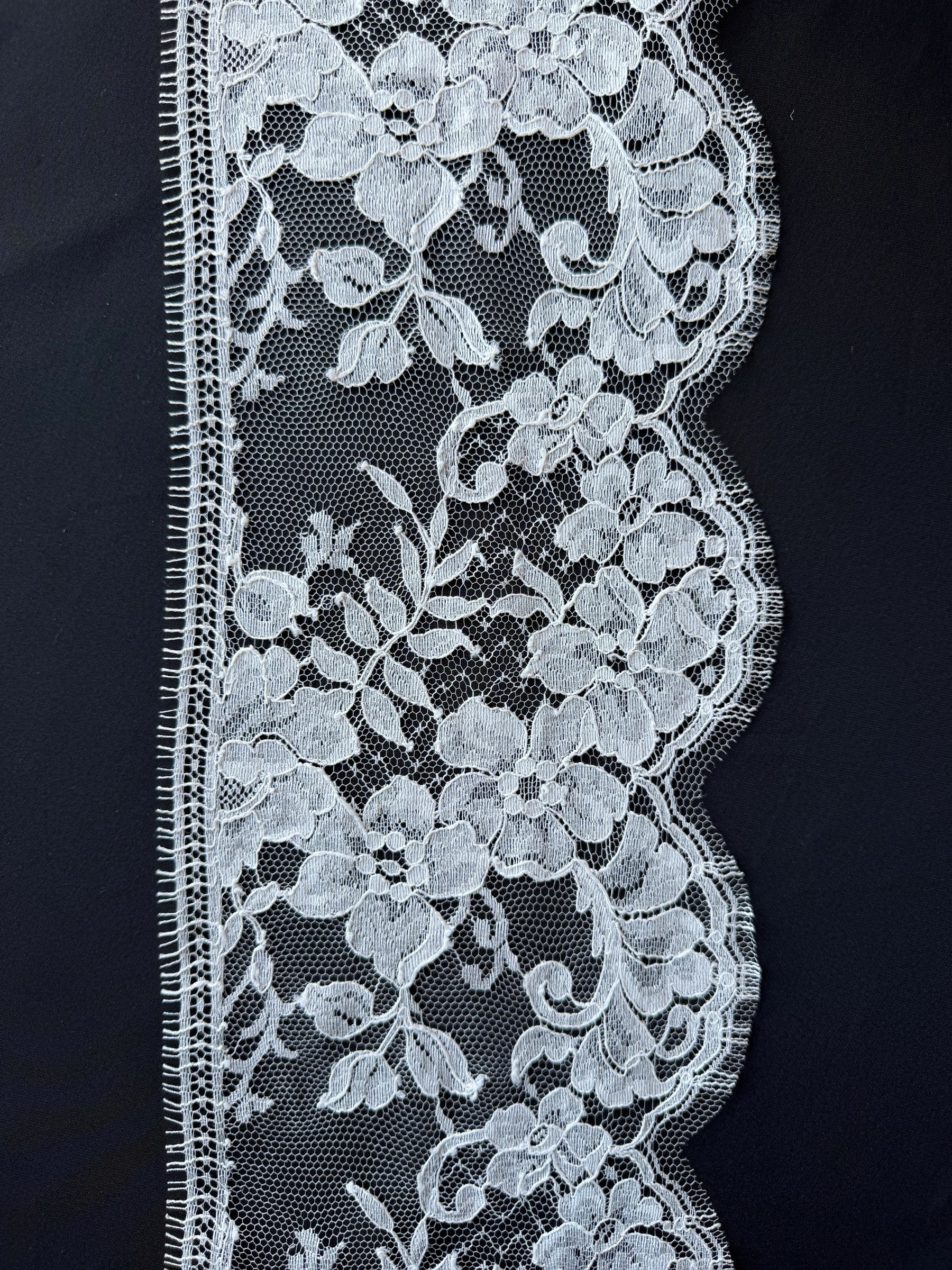 Blass Elfenbeinfarbene Chantilly-Spitze - Rizawana