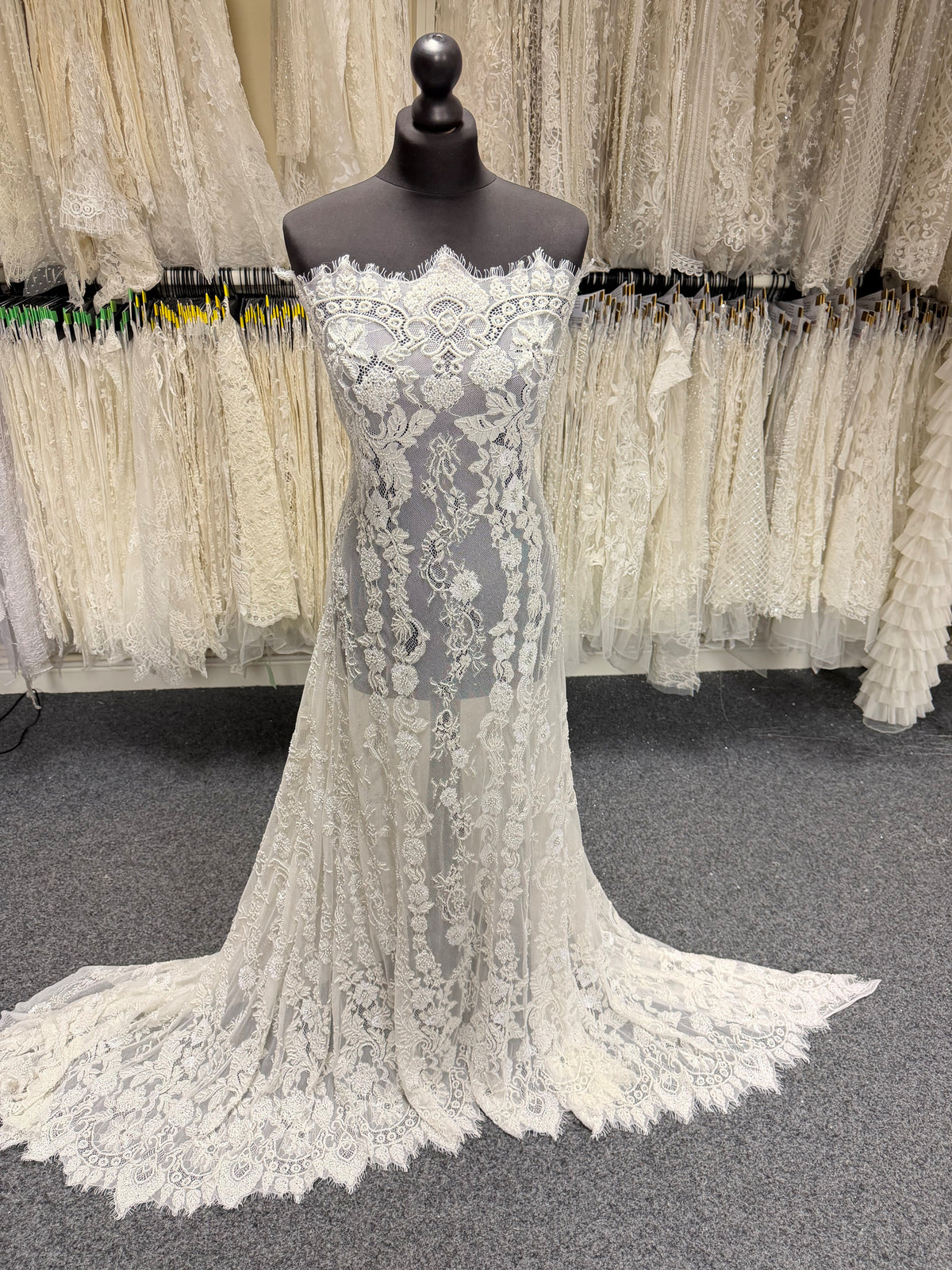 Elfenbeinfarbene handbestickte Raschelspitze - Severiano