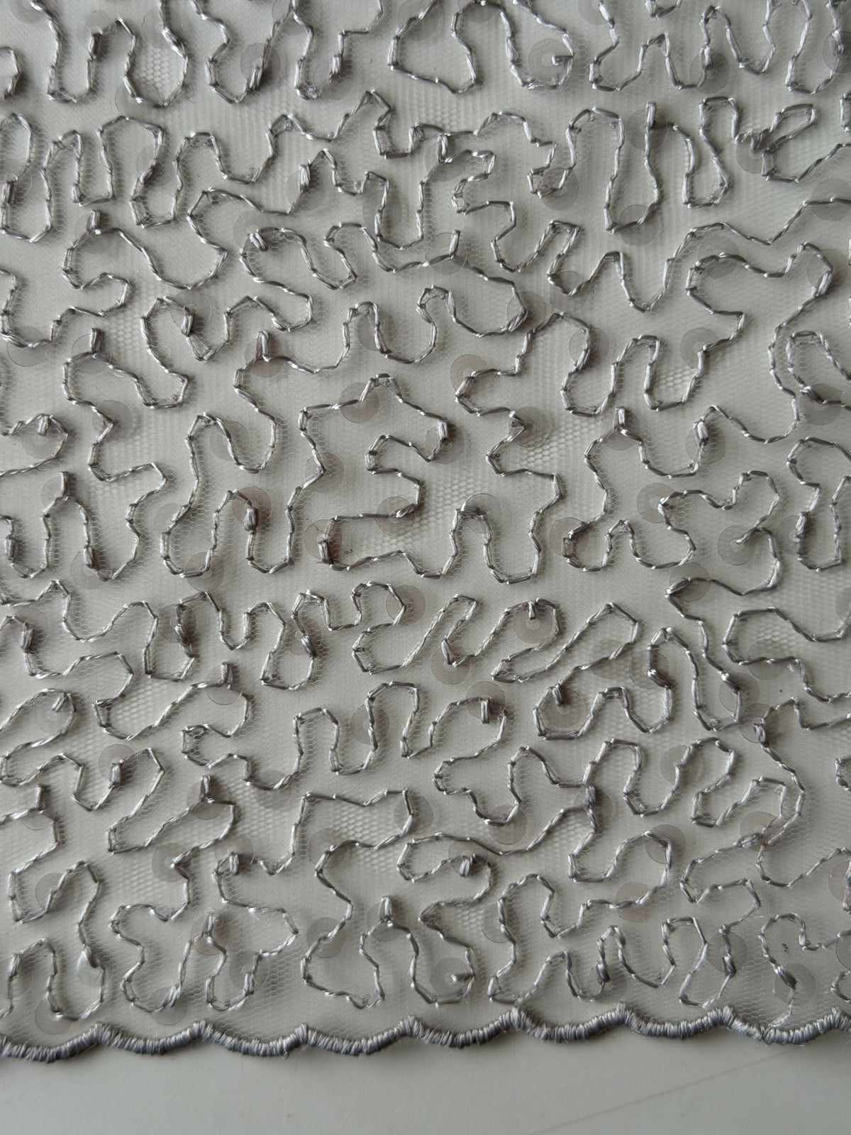 Silberner Pailletten-Tüll mit Stickerei – EB3001