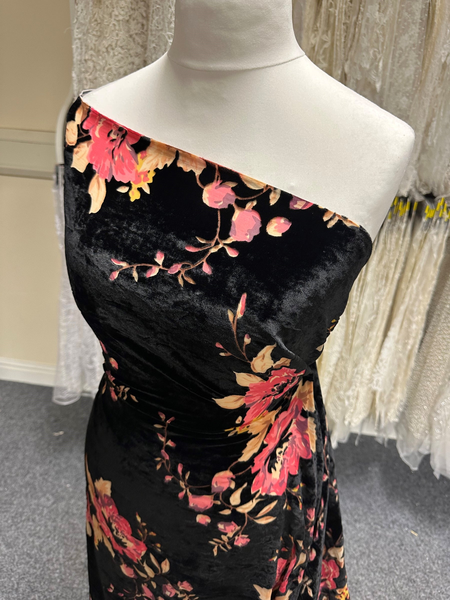 Pink auf schwarzem Samt-Burnout - Sacrosanct