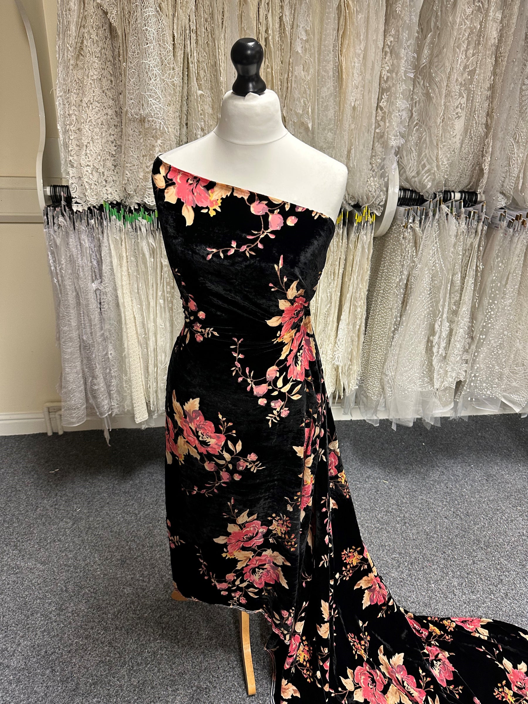 Pink auf schwarzem Samt-Burnout - Sacrosanct