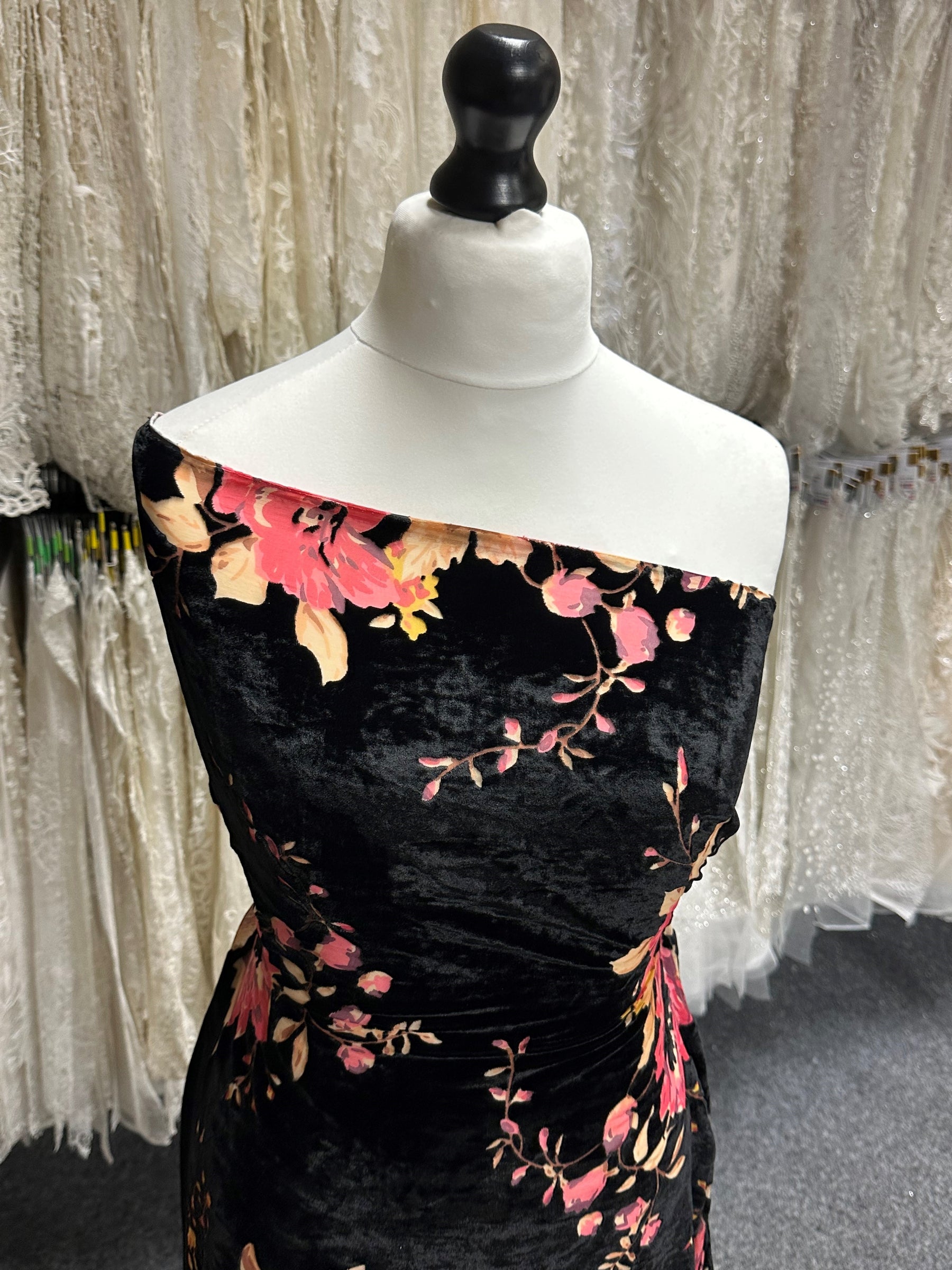 Pink auf schwarzem Samt-Burnout - Sacrosanct