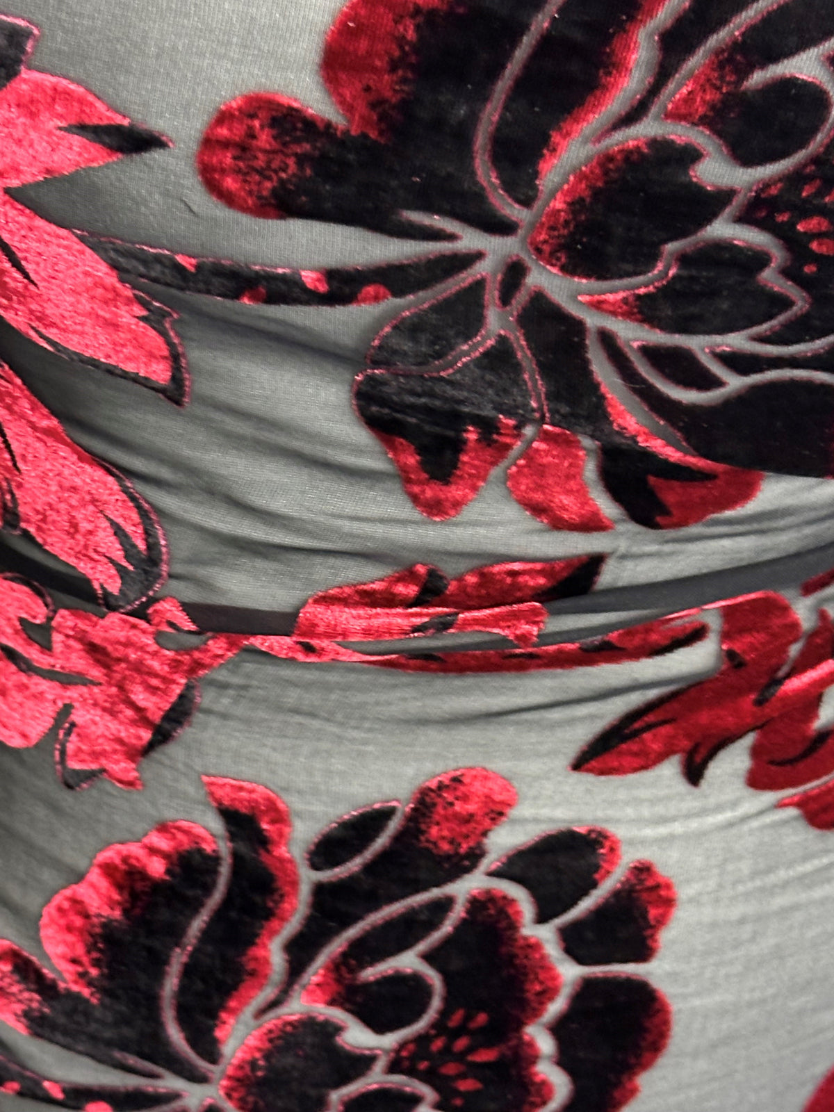 Burgunderrot auf schwarzem Samt-Burnout - Sacrosanct